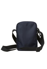 Borsa a tracolla in nylon blu navy, con forma rettangolare piatta, tracolla nera regolabile e una superficie liscia. Presenta una chiusura con zip.
