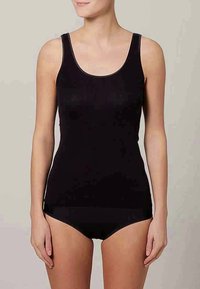 Svart tanktopp med lav hals, laget av glatt stoff. Den har en tettsittende design og er kombinert med svarte bikinitrusser.