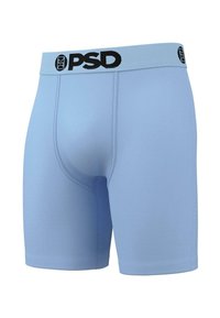 Világoskék boxer alsónadrág fekete elasztikus derékszíjjal, amelyen a "PSD" logó látható. Simás textúra, testhezálló fazon és közepes hosszúságú lábak.