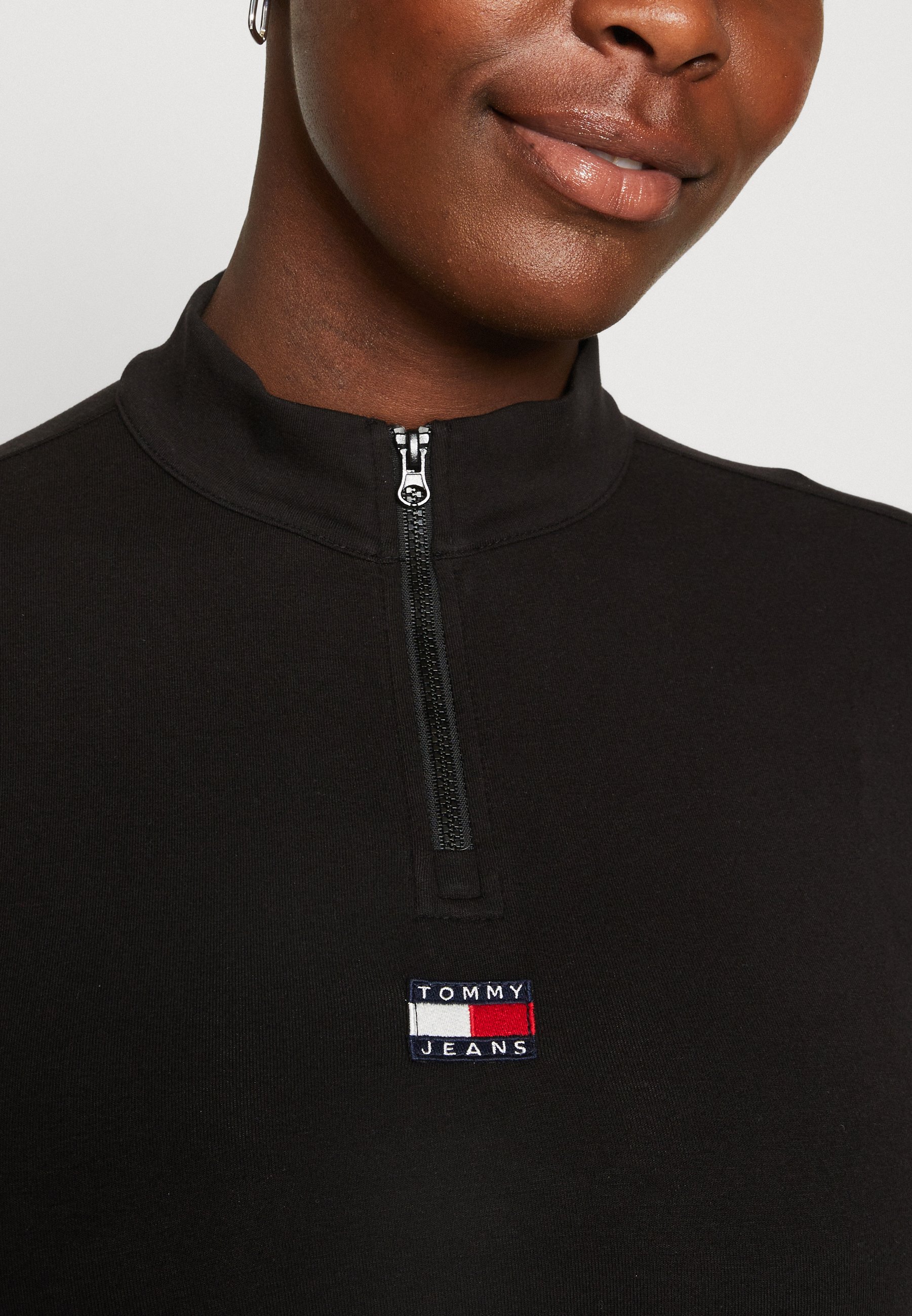 売れ筋商品|||トミーヒルフィガー Tシャツ レディース トップス TJW XS BADGE 1/4 ZIP MOCKNECK  - Long sleeved top - black Tommy Jeans TJW XS BADGE 1/4 ZIP MOCKNECK - Long sleeved top