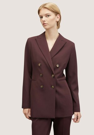 Blazer bordeaux à double boutonnage avec boutons dorés, revers pointus et poches latérales. Coupe ajustée, texture lisse et forme structurée.