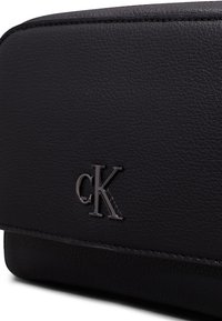 Calvin Klein Jeans MINIMAL MONOGRAM CAMERA BAG - Torba čez telo - black