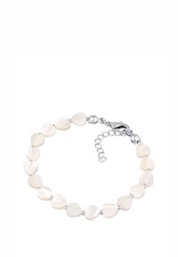 Hjärformat armband tillverkat av ljusa, blanka snäckskal, blandat med små silverpärlor och ett silverlåset med en justerbar kedja.
