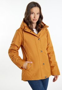 Giacca isolata gialla senape con cappuccio, bottoni a scatto frontali e tasche laterali. Presenta una texture liscia e cordoncino regolabile.