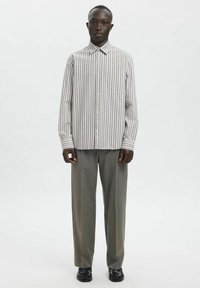 Stripet skjorte med knapper i lys grått og hvitt, med vanlig krage, lange ermer, og en påsydd lomme på venstre bryst.