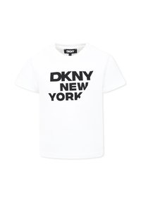 Camiseta de algodón blanca con texto negro en negrita que dice "DKNY NEW YORK." Cuello redondo estándar y mangas cortas. Diseño simple.