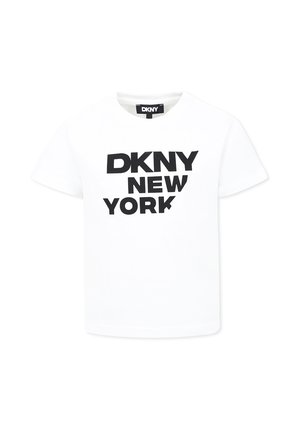Camiseta de algodón blanca con texto negro en negrita que dice "DKNY NEW YORK." Cuello redondo estándar y mangas cortas. Diseño simple.