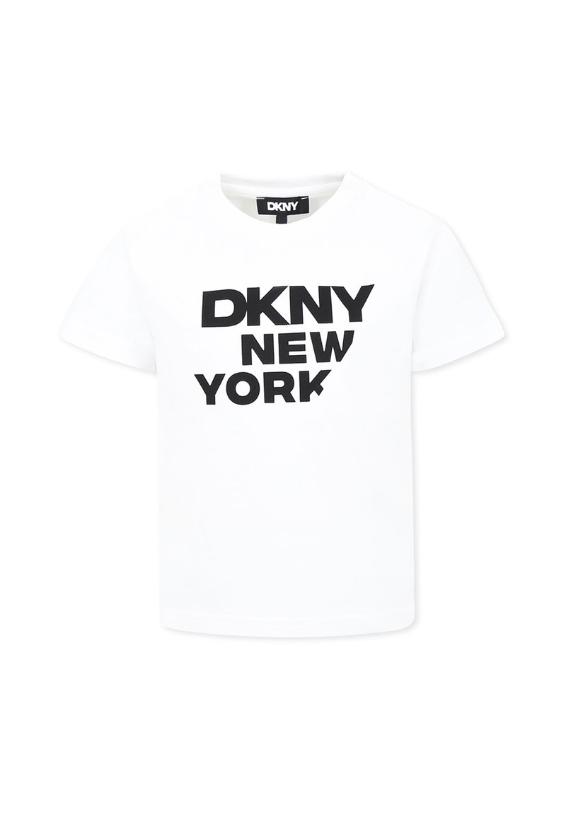 Camiseta de algodón blanca con texto negro en negrita que dice "DKNY NEW YORK." Cuello redondo estándar y mangas cortas. Diseño simple.