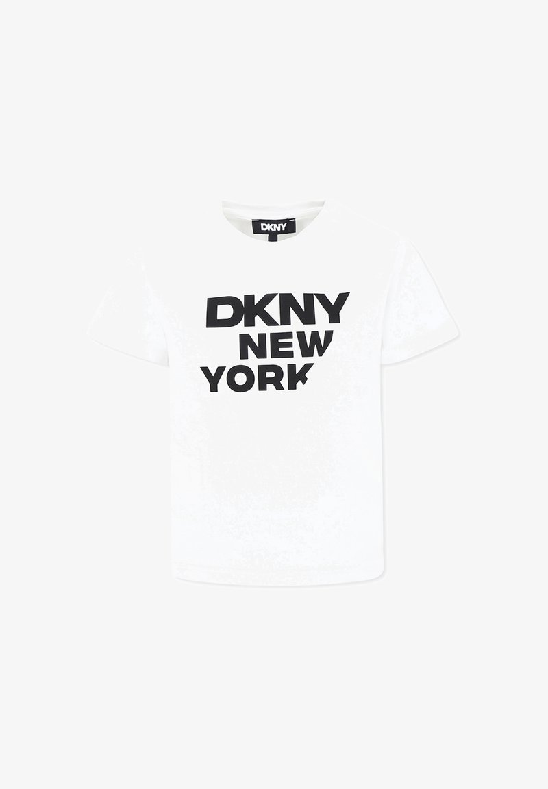 Camiseta de algodón blanca con texto negro en negrita que dice "DKNY NEW YORK." Cuello redondo estándar y mangas cortas. Diseño simple.