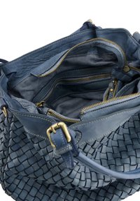 Blauwe gevlochten leren tas met een gestructureerd oppervlak, meerdere met rits afgesloten compartimenten en accenten in goudkleurige hardware. Het interieur heeft een gladde voering.