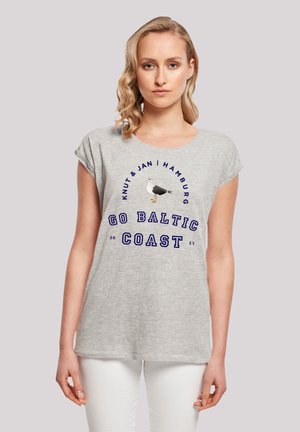 Graues Kurzarm-T-Shirt mit einem Möwen-Motiv und dem Text "GO BALTIC COAST" in Blau. Entworfen mit einem lockeren Schnitt und Rundhalsausschnitt.