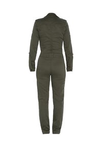 Olijfgroene jumpsuit met een aansluitend ontwerp, lange mouwen en een kraag. Heeft een rits aan de achterkant, riemdetails en zijzakken.