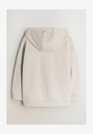 Hanorac bej cu glugă, mâneci lungi, manșete și margine striate, prezentat din spate pe un fundal simplu.