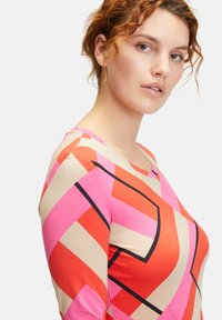 Betty Barclay PRINT MIT RUNDHALSAUSSCHNITT - Langarmshirt - red beige