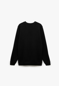 Sudadera negra de manga larga, cuello redondo y puños de canalé. Confeccionada en tejido suave, presenta un diseño minimalista y sin estampados.