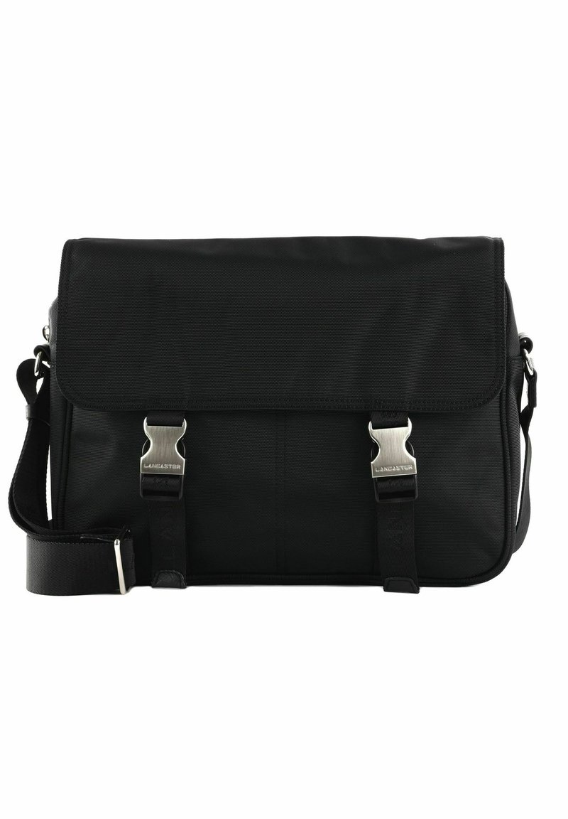 Borsa a tracolla nera realizzata in materiale resistente, con chiusura a battente, due ganci metallici, tracolla regolabile e dettagli di cucitura sottili.