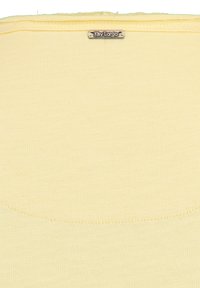 Żółta bawełniana koszulka z okrągłym dekoltem, gładką teksturą i małą metką z logo "Key Largo" blisko szwów na ramieniu.