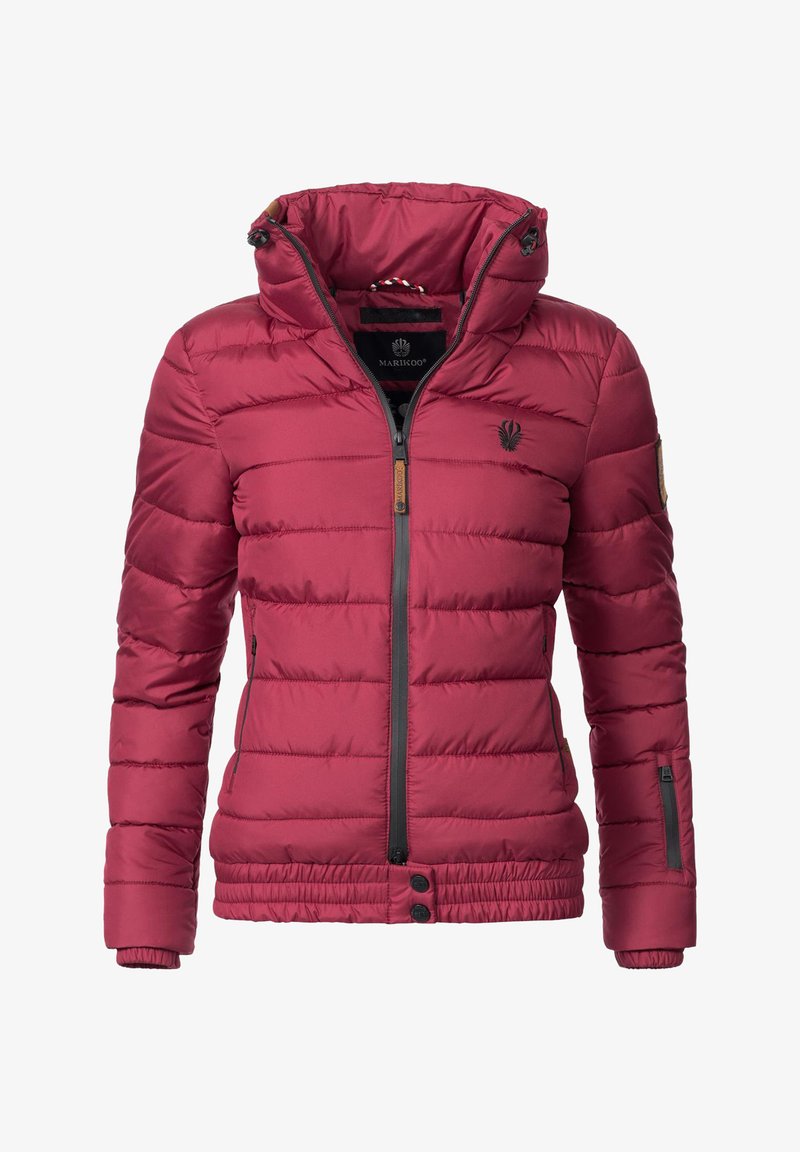 Tamsiai raudonas pūkinis džemperis su horizontaliu siuvimu, aukštu apykakle, priekiniais užtrauktukais ir šoninėmis kišenėmis. Yra logotipas ir elastingos rankovės bei apykaklė.