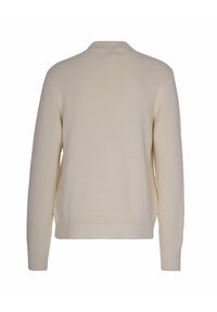 Maglione a maglia color crema, con un motivo testurizzato, polsini e orlo a costine e un colletto aderente, mostrato dal retro.