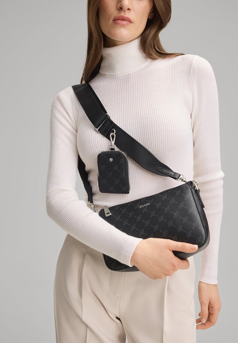 Borsa a tracolla in pelle nera con motivo logo, ferrature argentate e portacarte removibile. Caratterizzata da una tracolla spessa e regolabile.