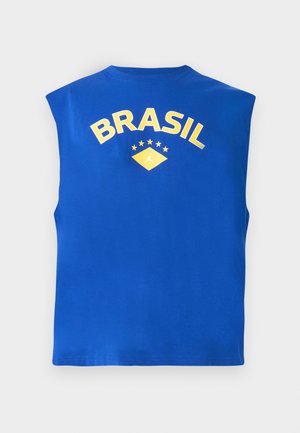 Μπλε αμάνικη μπλούζα με τη λέξη «BRASIL» με κίτρινα γράμματα πάνω από ένα κίτρινο διαμάντι και πέντε αστέρια, με ένα μικρό λογότυπο Jumpman.
