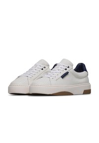 Sneakers in pelle bianca perforata con accenti blu navy, lacci piatti e suola in gomma testurizzata. Presentano un profilo basso e punta rotonda.