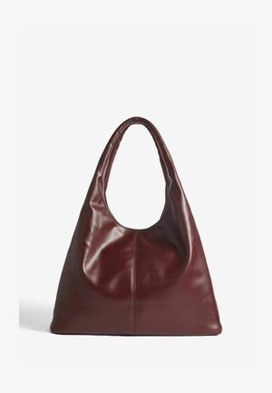 Burgundská kožená hobo taška s velkým, křivkaým otvorem a hladkým povrchem. Má jedinou, silnou rukojeť a jemné detaily šití.