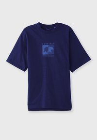 T-shirt en coton bleu marine à manches courtes, ornée d'un graphique bleu d'un ours et du texte "PENFIELD MASSACHUSETTS" en forme de carré sur le devant.