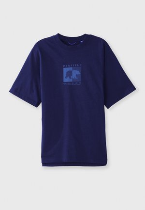 T-shirt in cotone blu navy con maniche corte, presenta una grafica blu di un orso e il testo "PENFIELD MASSACHUSETTS" in una forma quadrata sulla parte anteriore.