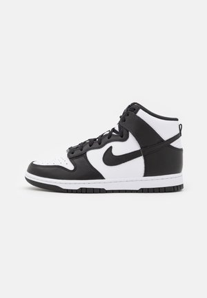 Černé a bílé vysoké tenisky s koženými a syntetickými materiály. Obsahují šněrovací design, perforovanou špičku a kontrastní logo Nike.