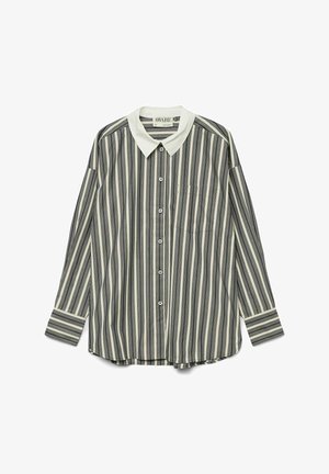 Langarm-Hemd mit schwarz-weißen vertikalen Streifen, weißem spitzen Kragen und einer Brusttasche.