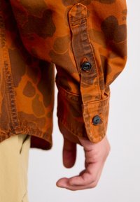 Carhartt WIP DUCK - Vapaa-ajan kauluspaita - green/turmeric