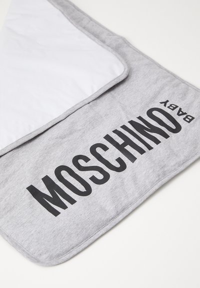 Asciugamano per bambini in cotone grigio con uno strato interno bianco, caratterizzato da un grande testo nero che legge "MOSCHINO BABY" lungo il bordo.