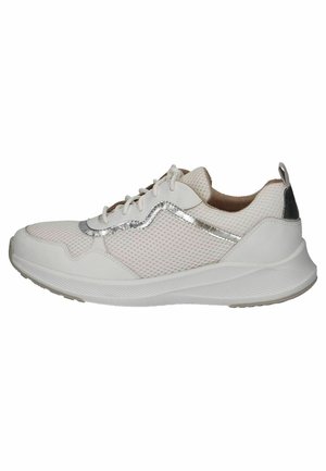Baskets de sport blanches en mesh et matériaux synthétiques. Comprennent des accents argentés, une semelle texturée et un design sobre et ergonomique.