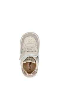 Kindersneaker, lichtbeige leer en textiel, ronde neus, dubbele klittenbandsluiting, gevoerde kraag, gestructureerde zool, bedrukte inlegzool.