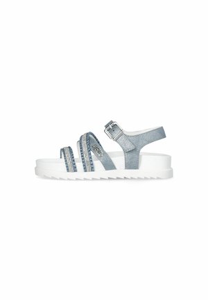 Sandale de culoare albastră deschisă cu trei curele late, material texturat și accente metalice. Are o talpă albă, texturată și o cataramă ajustabilă.