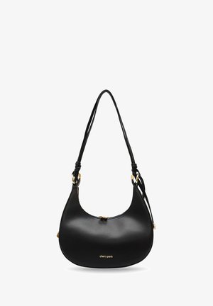 Sac à bandoulière en cuir noir avec une forme courbée, des accents en métal doré et une fermeture éclair. Il possède une seule sangle réglable.