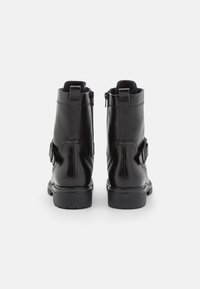 Sorte lær ankle boots med glatt finish, glidelås og sidebøyle. Gummisåle med mønster for godt grep.
