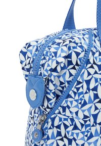 Borsa in tessuto blu a motivo con chiusura a zip, un accento in morbida pelle blu e un dettaglio con logo circolare in metallo argentato.