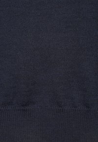 Marineblau gestrickter Pulloverstoff mit strukturierter Oberfläche und ribbeldem Saum, der ein einheitliches Muster aufweist und sich durch ein weiches, elastisches Gefühl auszeichnet.