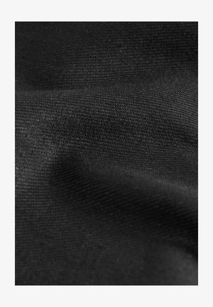 Tissu noir avec une texture lisse et un motif de tissage fin, affichant des variations subtiles d'ombre et de profondeur de surface.