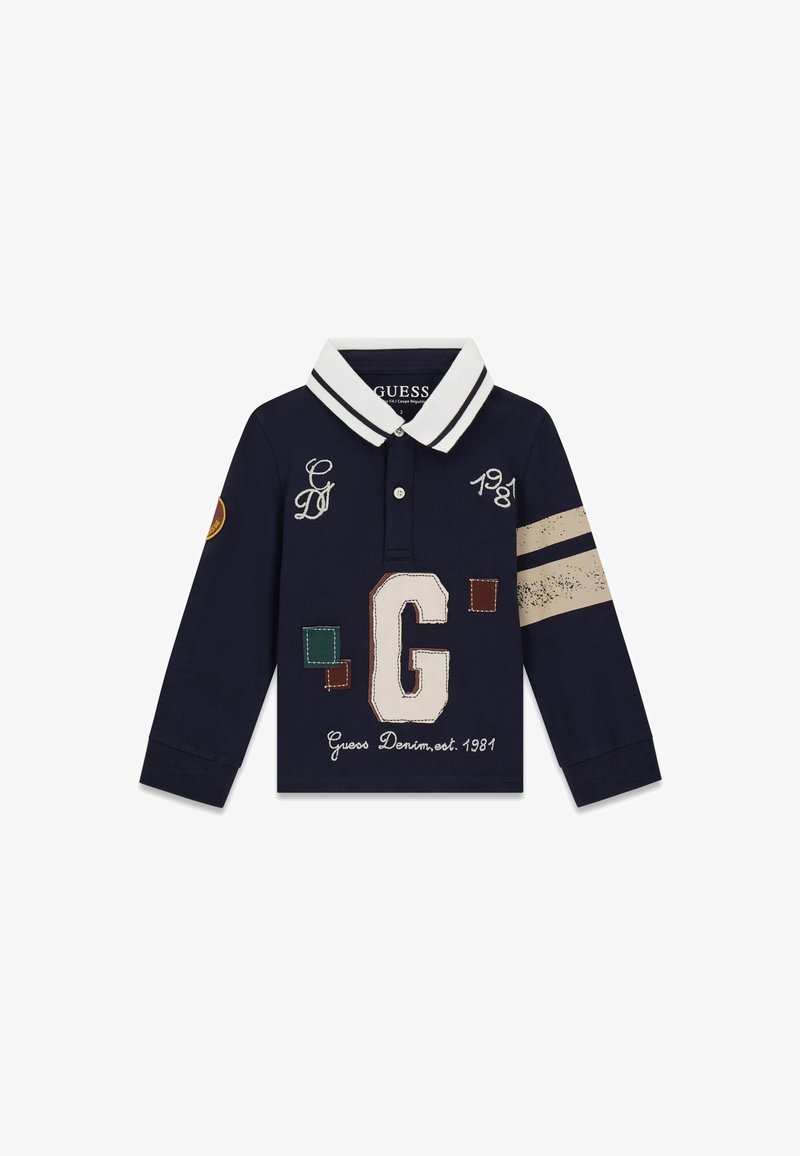 Polo manches longues bleu marine avec col blanc, écussons brodés "G," et texte "Guess Denim, est. 1981" sur le devant.
