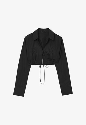 Chemise noire courte avec de longues manches, col, devant froncé et détail de lien ajustable à l'ourlet. Texture de tissu lisse.