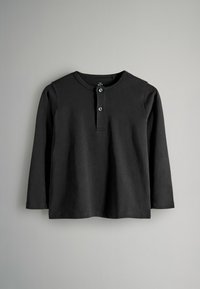 Schwarzes Langarmshirt aus leichtem Baumwollstoff, mit Rundhalsausschnitt, dreiknöpfiger Knopfleiste und geradem Saum.
