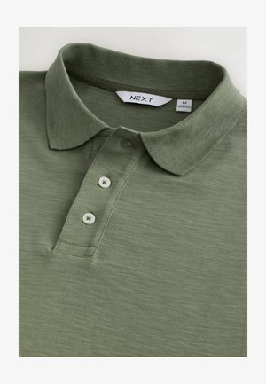 Olivno zelena polo majica iz teksturirane tkanine, z ovratnikom, tremi belimi gumbi in oznako znotraj z imenom blagovne znamke "NEXT."