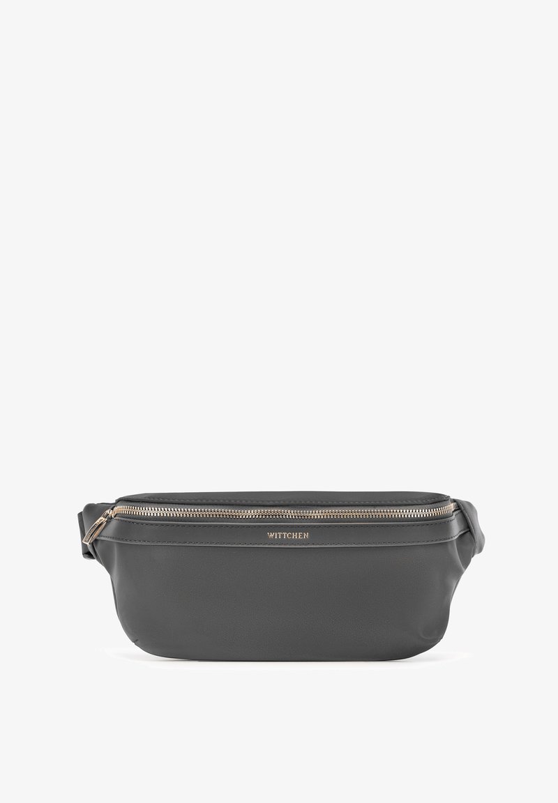 Marsupio sintetico grigio con una texture liscia, zip dorata e un logo sottile sul fronte, caratterizzato da un design aerodinamico e curvo.