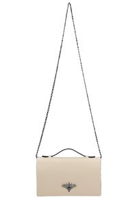 Beige leren clutch bag met een zilveren bij-embleem, voorzien van een afneembare kettingriem en een gestructureerde rechthoekige vorm. Eenvoudig ontwerp.