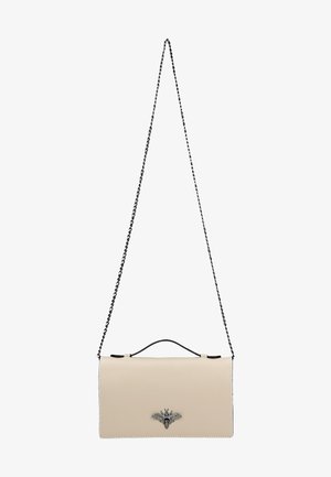 Borsa a mano in pelle beige con emblema d'argento a forma di ape, dotata di tracolla rimovibile e forma rettangolare strutturata. Design semplice.