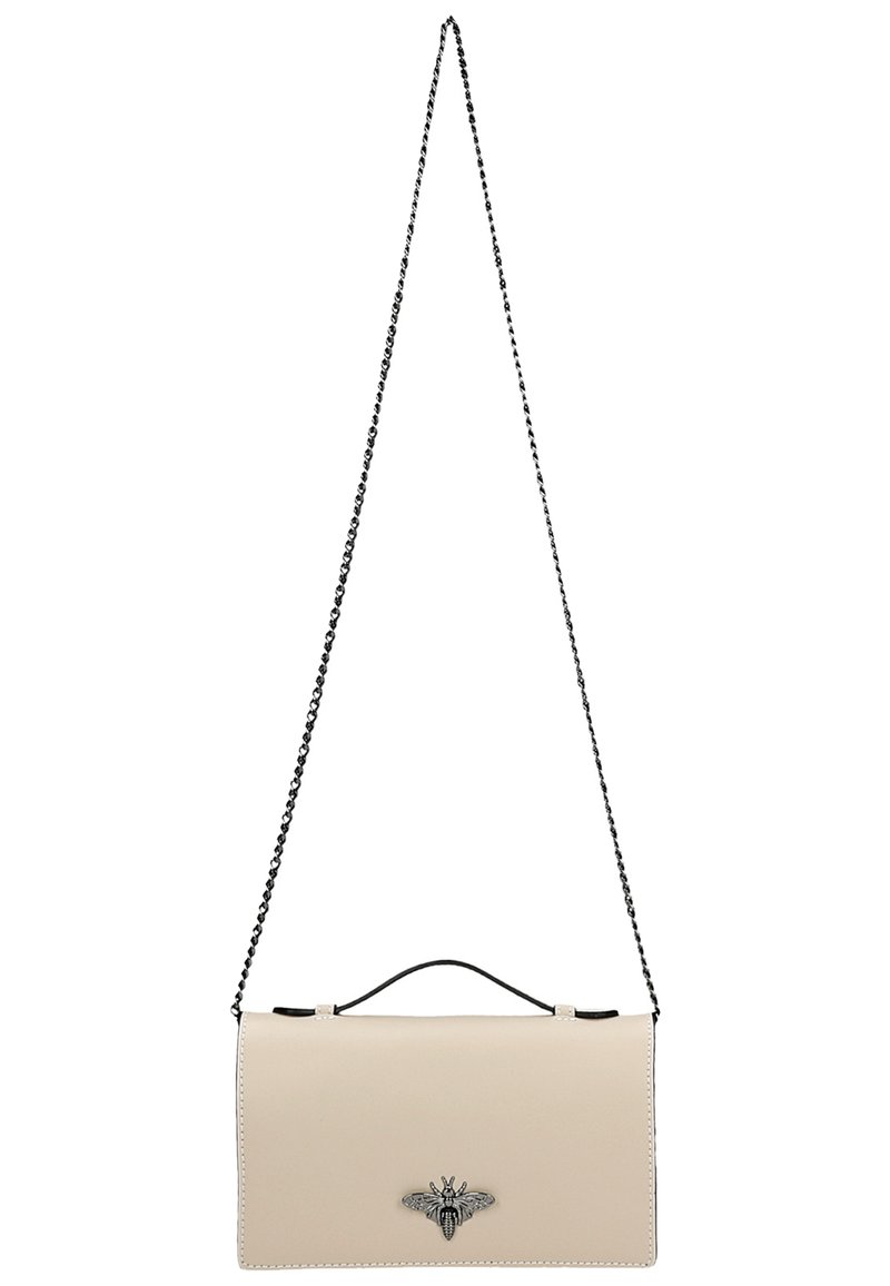 Beige leren clutch bag met een zilveren bij-embleem, voorzien van een afneembare kettingriem en een gestructureerde rechthoekige vorm. Eenvoudig ontwerp.