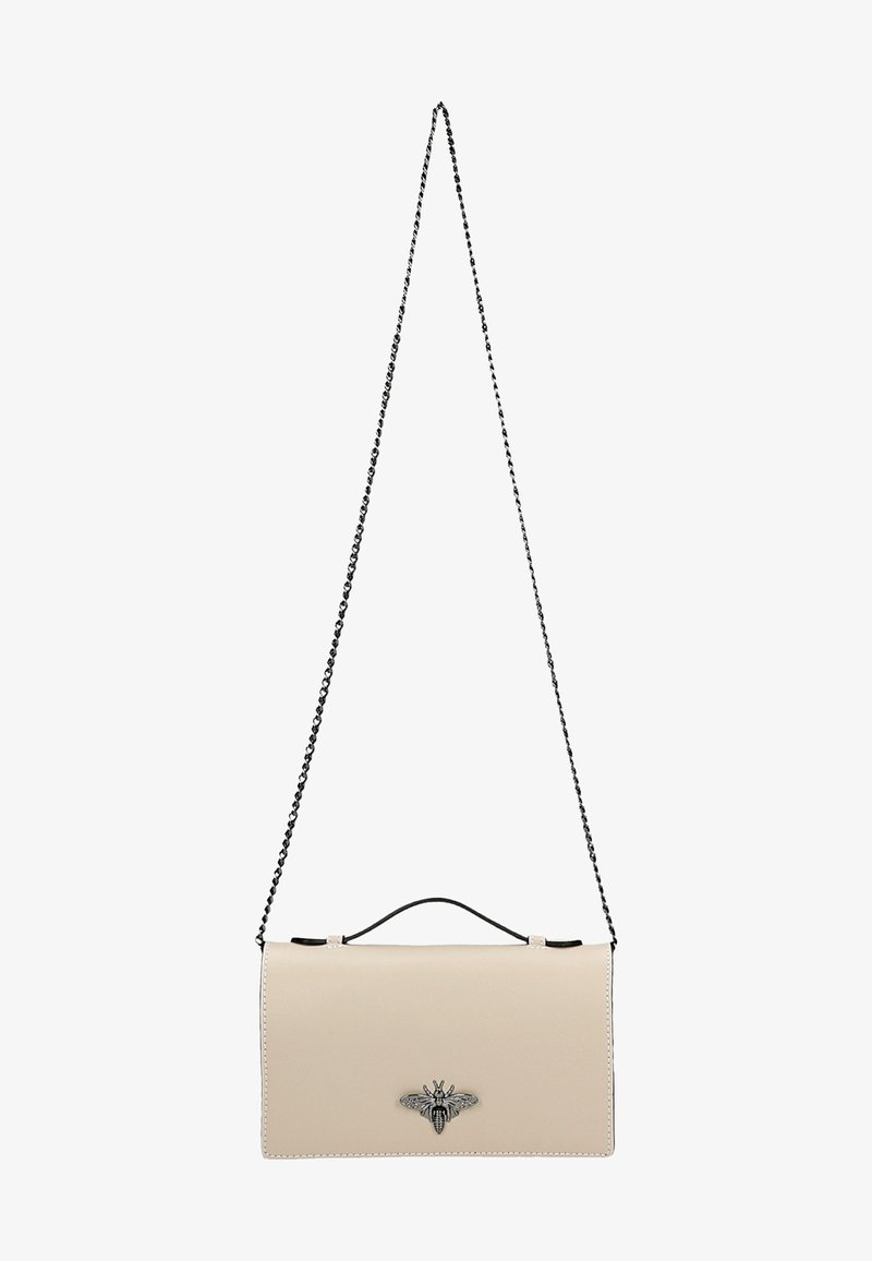 Béžová kožená kabelka na ruku se stříbrným emblémem včely, vybavená odnímatelným řetízkem a strukturovaným obdélníkovým tvarem. Jednoduchý design.